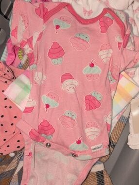 ❤️‍🔥10/$10❤️‍🔥 Baby Girls Onesies Pink Cupcake Print Onesie Size 0-3M